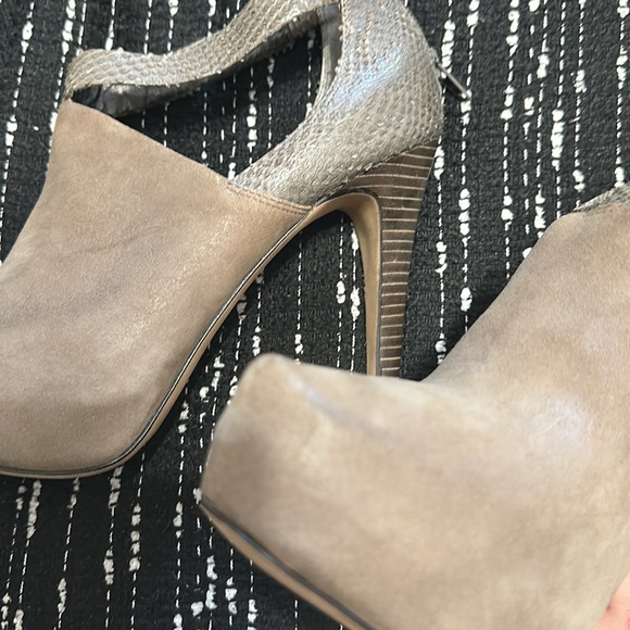 Jessica Simpson platform bootie in a stone/tan color- never worn - Picture 6 of 7